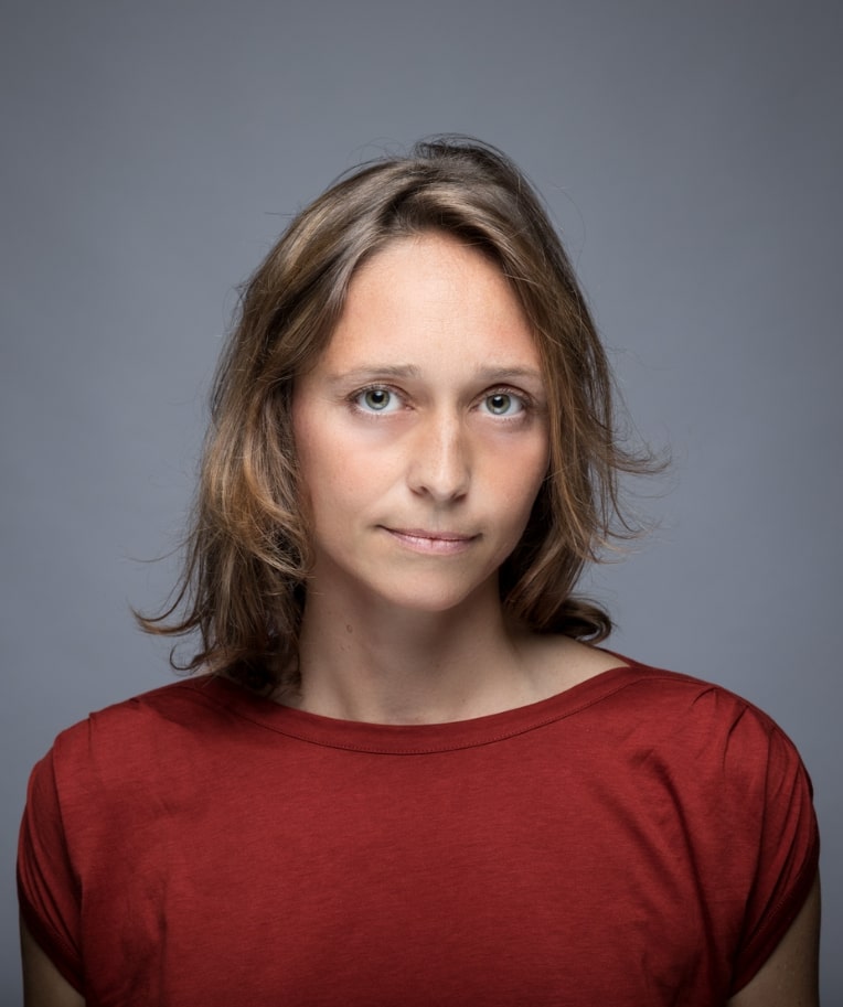 Karina Theurer, Juristin, Völkerrechtsexpertin und Autorin
